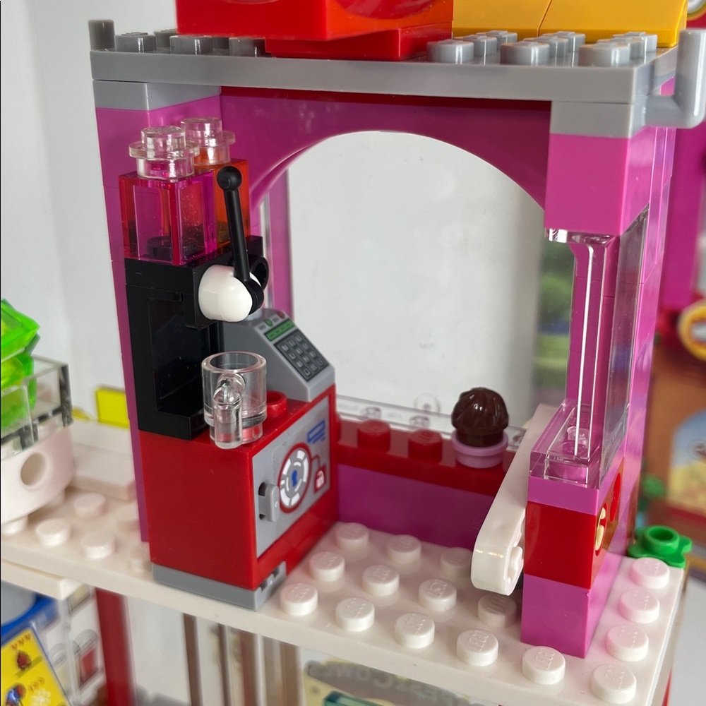 Lego Super Hero Girls Cafe Escape Playset  41231 - Picture 5 of 10
